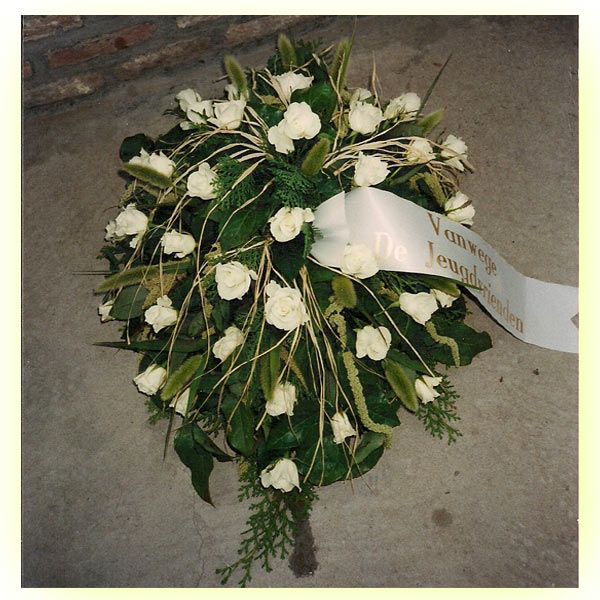 rouwwerk01_witte_roze_raffia.jpg