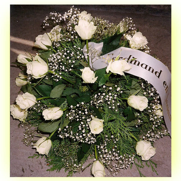 rouwwerk02_witte_rozen_gypsophila.jpg