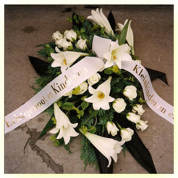 rouwwerk04_witte_lelies_witte_rozen.jpg